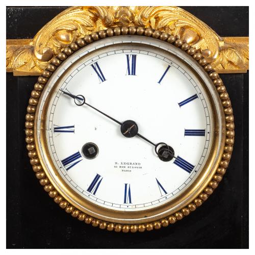 Reloj de sobremesa en bronce patinado y dorado, y mármol ne