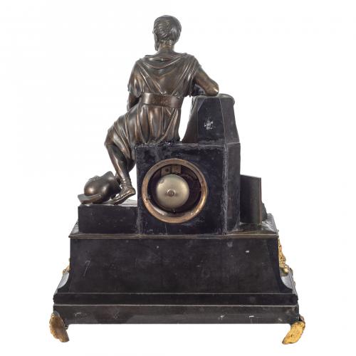 Reloj de sobremesa Imperio en mármol negro y bronce patinad