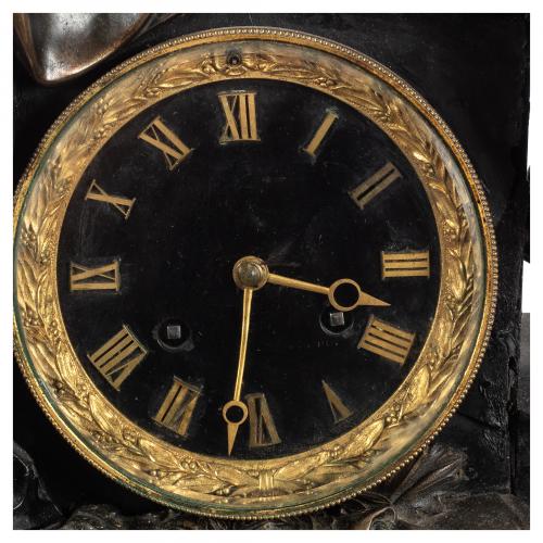 Reloj de sobremesa Imperio en mármol negro y bronce patinad
