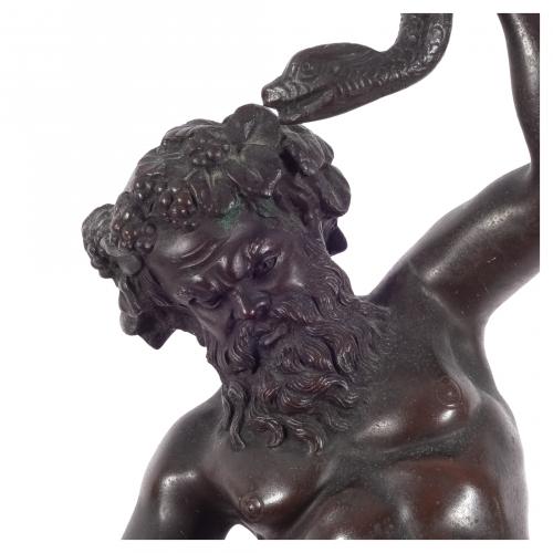 Lámpara de sobremesa en bronce diseño Sileno siguiendo mode