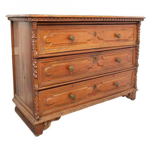Cómoda lombarda en madera de nogal con decoración tallada e