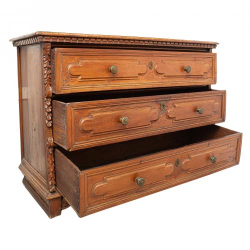 Cómoda lombarda en madera de nogal con decoración tallada e