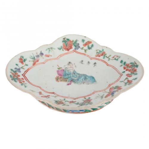 Lote de dos fuentes en porcelana, una de Compañia de Indias