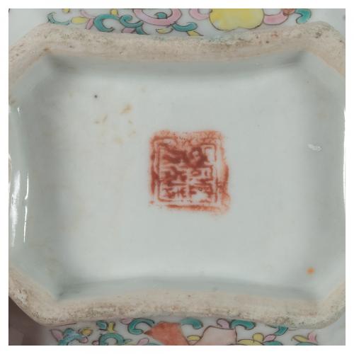 Lote de dos fuentes en porcelana, una de Compañia de Indias