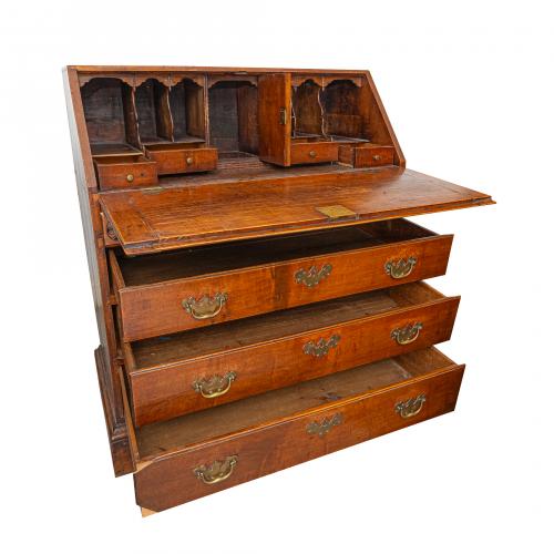Bureau en madera de nogal, posiblemente Newport, Rhode Isla