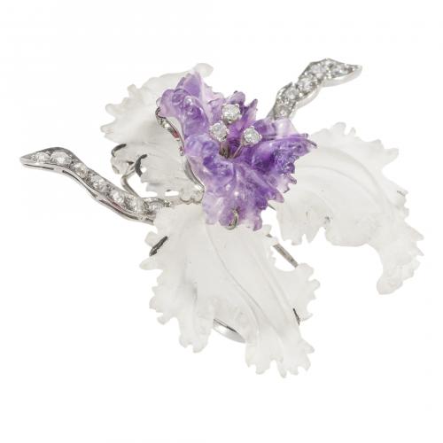 Broche diseño orquídea en oro blanco, cristal de roca matea