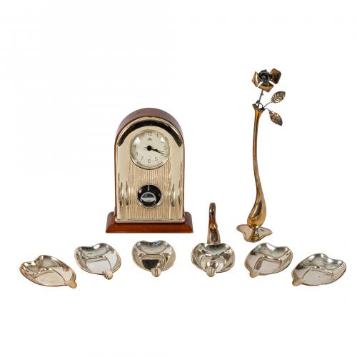 Lote de reloj de sobremesa, jarrón con rosa y juego de seis