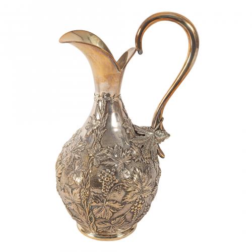 Jarra en plata española punzonada con decoración cincelada 