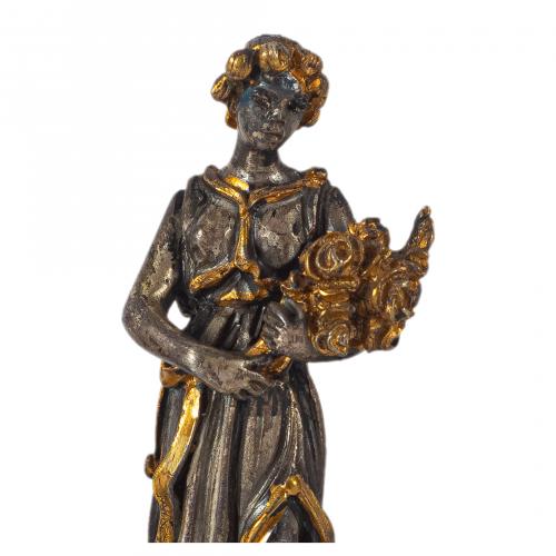 Juego de cuatro figuras femeninas representando las cuatro 