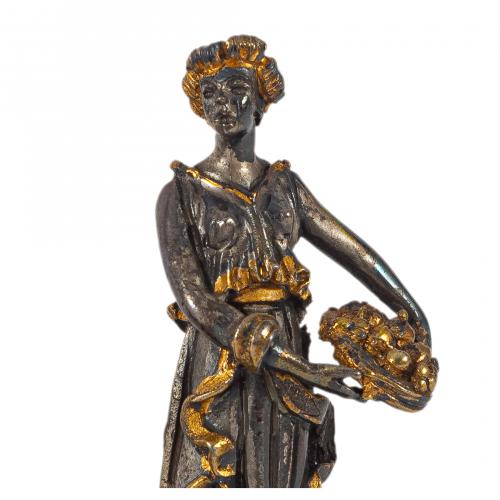 Juego de cuatro figuras femeninas representando las cuatro 