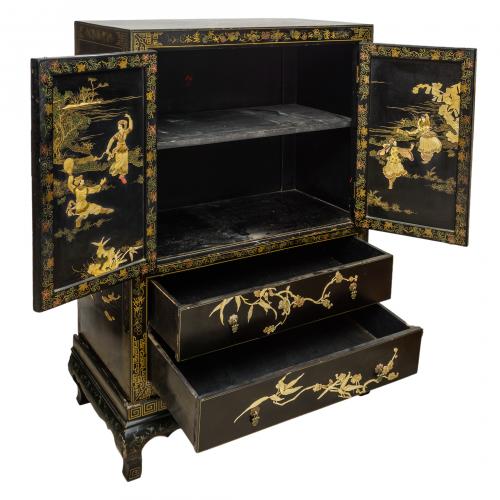 Aparador oriental en madera lacada en negro con decoración 