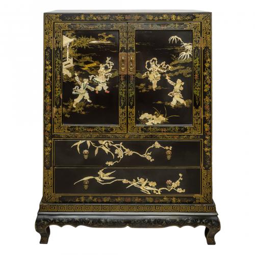 Aparador oriental en madera lacada en negro con decoración 