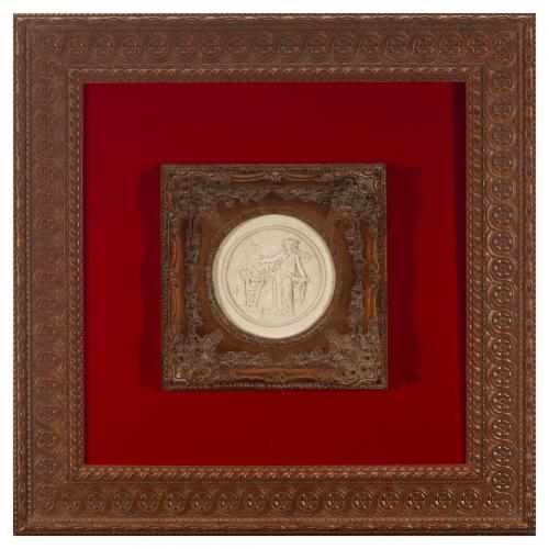 Tondo con relieve en marmolina representando una vestal rea