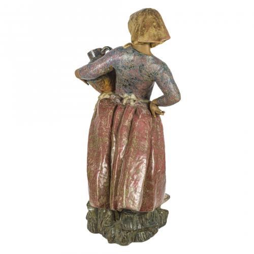 Aldeana gallarda. Figura en gres de Lladró. España, 1973-19