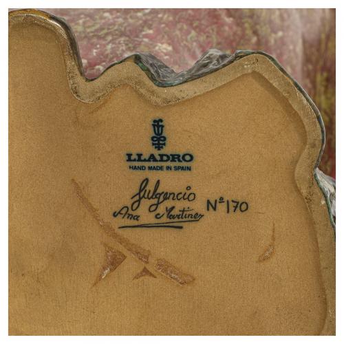 Aldeana gallarda. Figura en gres de Lladró. España, 1973-19