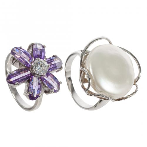 Lote de dos sortijas, una diseño floral y otra ajustable, e