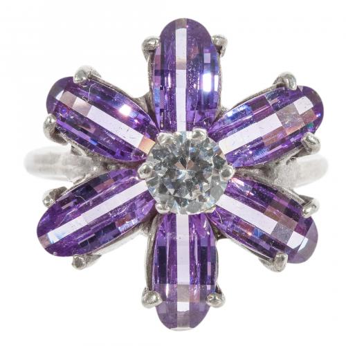 Lote de dos sortijas, una diseño floral y otra ajustable, e