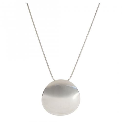 Juego de colgante y pendientes en plata. 