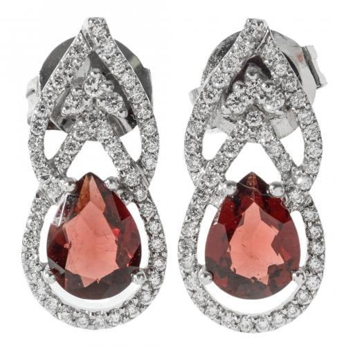 Pendientes calados en oro blanco con granate talla perilla 
