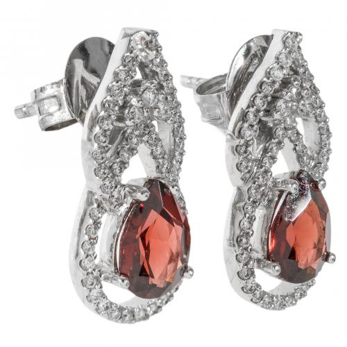 Pendientes calados en oro blanco con granate talla perilla 