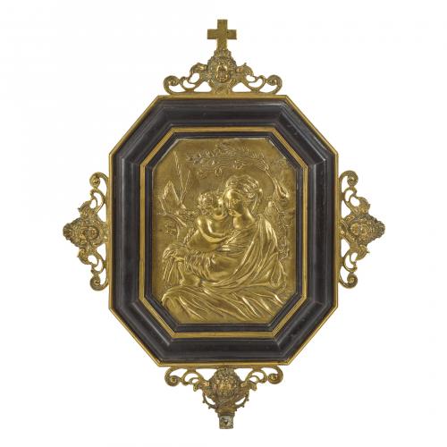 Placa con relieve en bronce dorado representando Virgen con