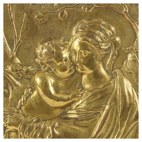 Placa con relieve en bronce dorado representando Virgen con