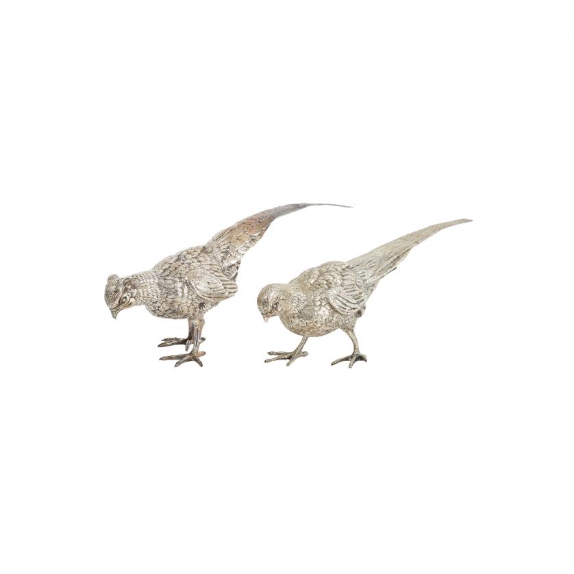 Pareja de faisanes en plata española punzonada, s.XX. 